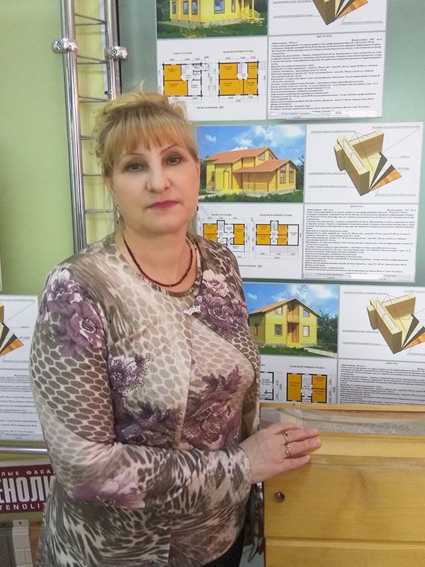 Фото менеджера выставки загородного строительства